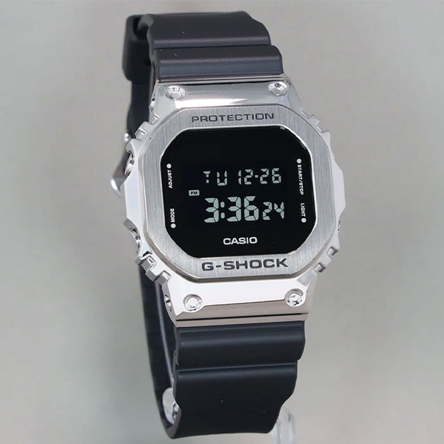 Наручные часы Casio GM-5600U-1. Фото 2.