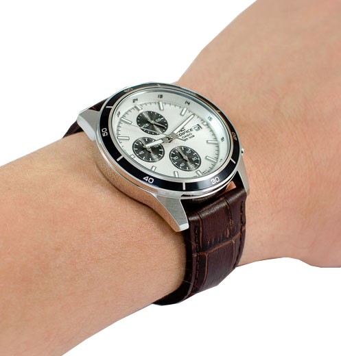 Наручные часы Casio EFR-526L-7A. Фото 1.