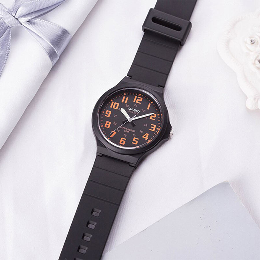 Наручные часы Casio MW-240-4B. Фото 1.